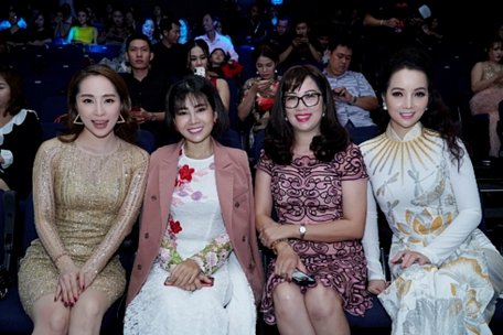 Quỳnh Nga, Mai Phương và Mai Thu Huyền tại đêm nhạc.