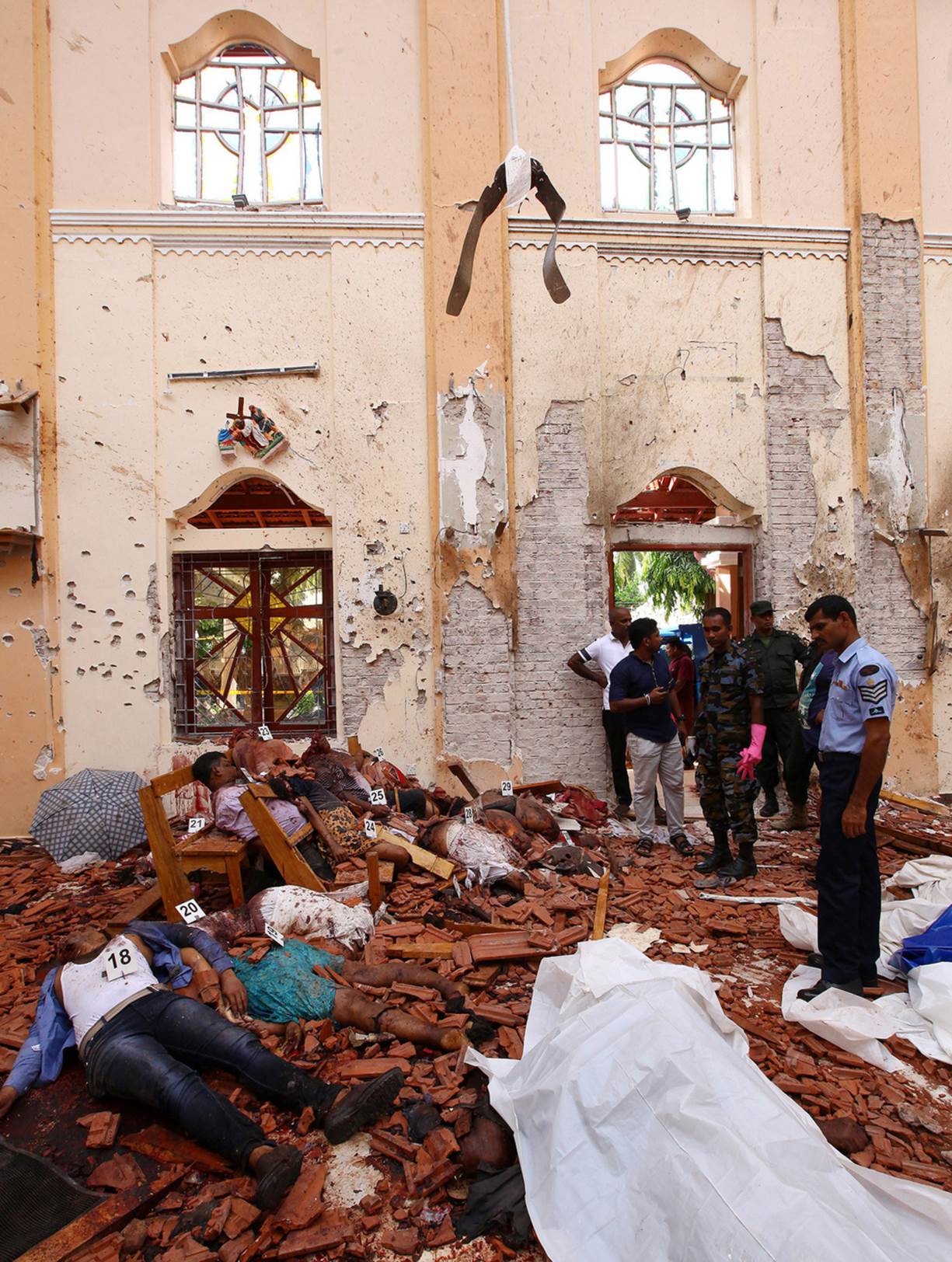 Khung cảnh kinh hoàng trong nhà thờ ở Negombo - Ảnh: REUTERS