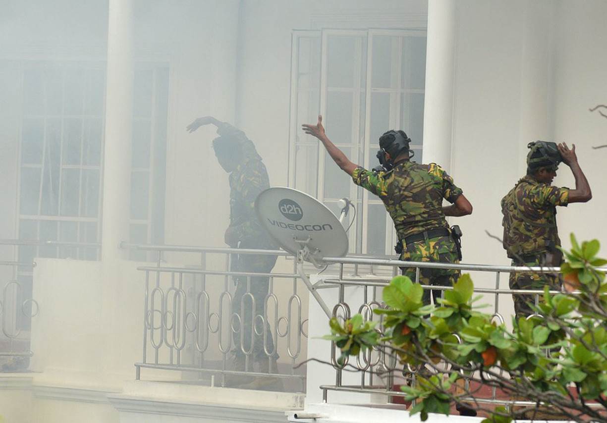 Nhưng công việc của đội đặc nhiệm thì không trì hoãn. Đặc nhiệm Sri Lanka bố ráp một căn nhà tại Colombo ngày 21/4. Trong các cuộc bố ráp này, có ít nhất 3 sĩ quan cảnh sát thiệt mạng - Ảnh: REUTERS