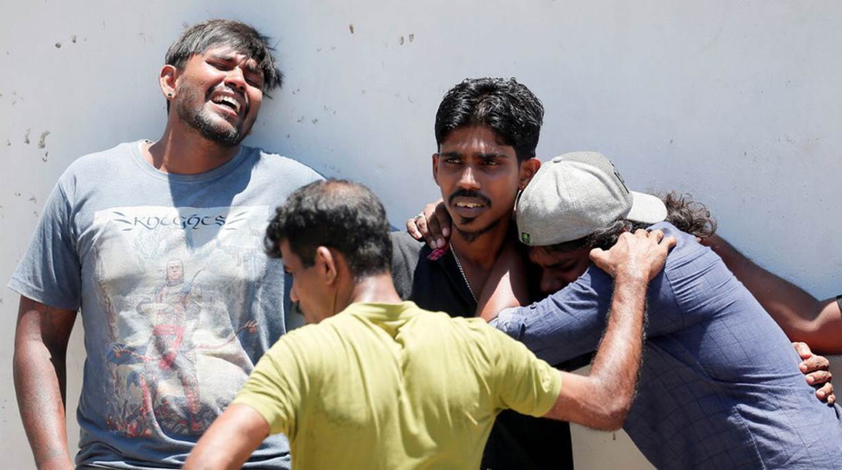 Đau thương bao trùm Sri Lanka, đất nước không lâu trước đây từng trải qua cuộc nội chiến dài 27 năm. Các vụ tấn công ở Sri Lanka sau đó bị sao chép và áp dụng tại Trung Đông, theo New York Times - Ảnh: REUTERS