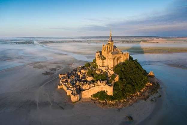 Lâu đài Mont Saint Michel là tòa lâu đài lộng lẫy ngự trị trên một ốc đảo giữa biển. Nó như một giám mục độc hành cai quản vùng biển đầy gió này  .