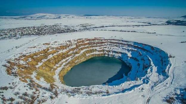 Một mỏ đồng bị bỏ hoang và bị bao phủ trong băng tuyết tại Tsar Asen, Bulgaria.