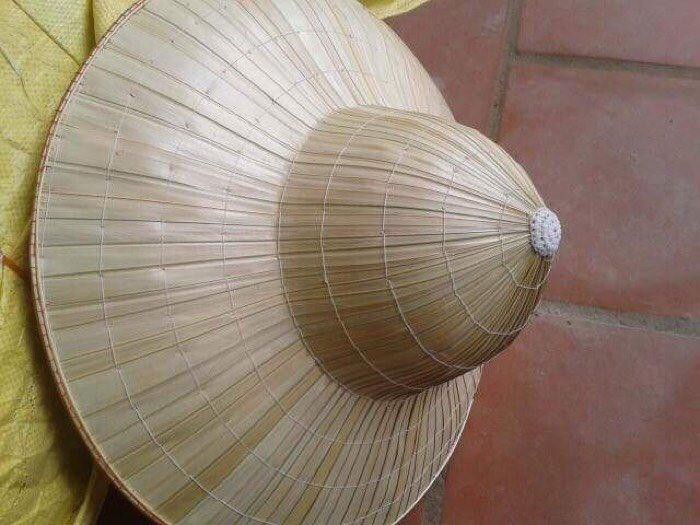 Ở Việt Nam, mũ lá cọ có giá 50.000 đồng nhưng được bán trên Amazon với giá 15 USD/chiếc, khoảng 350.000 đồng.