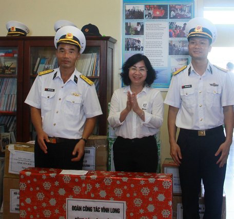 Bà Nguyễn Thị Minh Hạn-h Ủy viên Thường vụ Tỉnh ủy, Trưởng Ban Dân vận Tỉnh ủy Vĩnh Long tặng quà cho cán bộ, chiến sĩ Nhà giàn DK1.