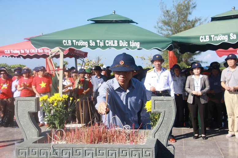 Dâng hương tưởng niệm Đại tướng Võ Nguyễn Giáp tại đảo Sơn Ca. (ảnh chính- HUONG)