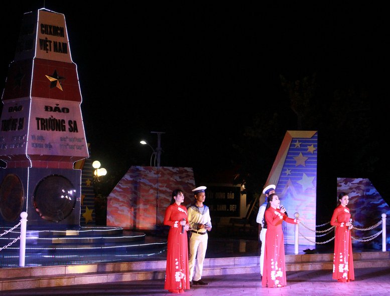 Tại các đảo, nhiều tiết mục văn nghệ, bài hát ngợi ca quê hương, tình yêu biển đảo được 2 đoàn nghệ thuật tỉnh Vĩnh Long và Yên Bái biểu diễn phục vụ cán bộ, chiến sĩ và người dân.