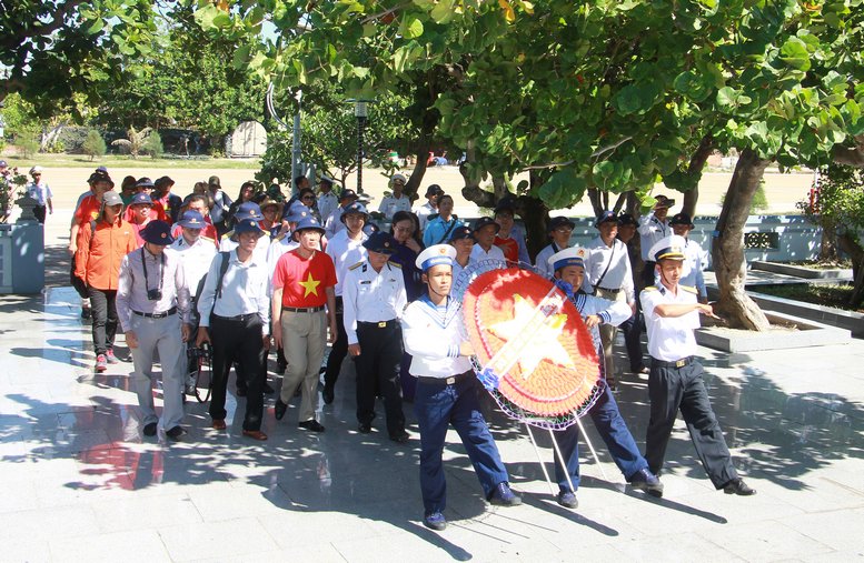 Dâng hương tưởng niệm các anh hùng liệt sĩ tại Đài tưởng niệm trên đảo Trường Sa Lớn.