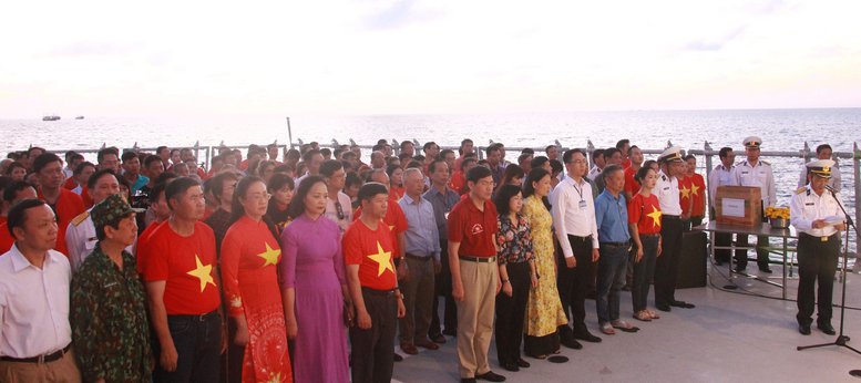 Chiều 16/4, đoàn tổ chức lễ tưởng niệm các anh hùng liệt sĩ hy sinh tại quần đảo Trường Sa vào năm 1988.