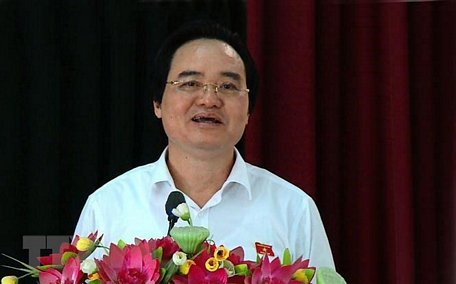Bộ trưởng Phùng Xuân Nhạ trả lời ý kiến cử tri thành phố Quy Nhơn, tỉnh Bình Định. (Ảnh: Nguyên Linh/TTXVN)