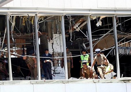 Cảnh sát điều tra tại hiện trường vụ nổ ở khách sạn Shangri-La, Colombo, Sri Lanka, ngày 21/4. (Ảnh: THX/TTXVN)