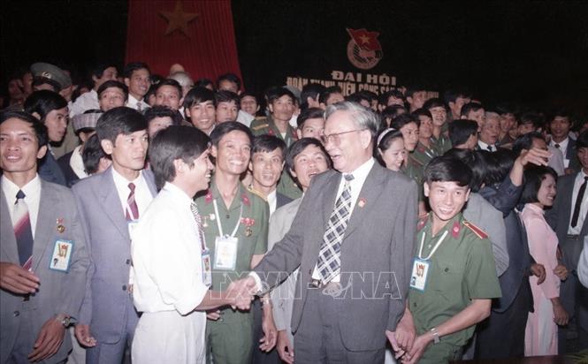 Chủ tịch nước Lê Đức Anh với các đại biểu dự Đại hội Đoàn Thanh niên Cộng sản Hồ Chí Minh lần thứ VI, tháng 10/1992, tại Hà Nội. Ảnh: Cao Phong/TTXVN
