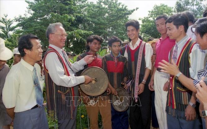 Chủ tịch nước Lê Đức Anh tham gia đánh cồng chiêng cùng đồng bào các dân tộc xã Bản Đôn, huyện Buôn Đôn trong chuyến thăm tỉnh Đắk Lắk, ngày 28/9/1996. Ảnh: Cao Phong/TTXVN
