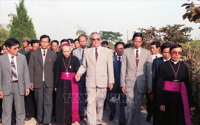 Chủ tịch nước Lê Đức Anh thăm Nhà thờ Phát Diệm (Ninh Bình), tháng 1/1994. Ảnh: Cao Phong/TTXVN