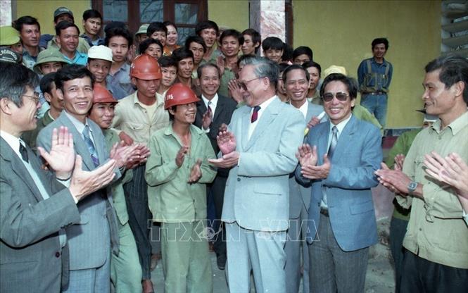 Chủ tịch nước Lê Đức Anh với cán bộ, công nhân Nhà máy Xi măng Hải Dương (Ninh Bình), ngày 6/2/1994. Ảnh: Cao Phong/TTXVN