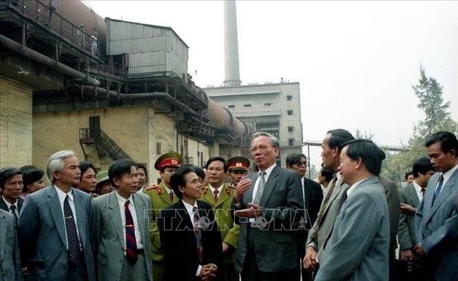 Chủ tịch nước Lê Đức Anh thăm Công ty Xi măng Bỉm Sơn (Thanh Hóa), ngày 29/12/1994. Ảnh: Cao Phong/TTXVN