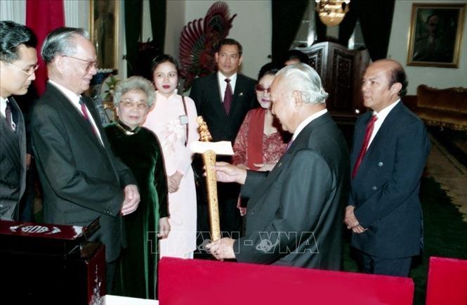 Chủ tịch nước Lê Đức Anh và Tổng thống Indonesia Suharto tại thủ đô Jakarta, trong chuyến thăm chính thức Indonesia, tháng 4/1994. Ảnh: Cao Phong/TTXVN