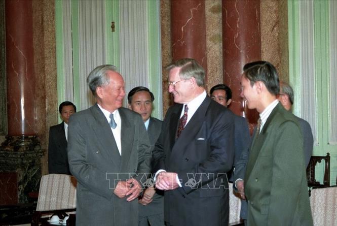 Chủ tịch nước Lê Đức Anh tiếp Thủ tướng New Zealand Jim Bolger thăm Việt Nam, ngày 21/11/1995, tại Hà Nội. Ảnh: Minh Ðạo/TTXVN