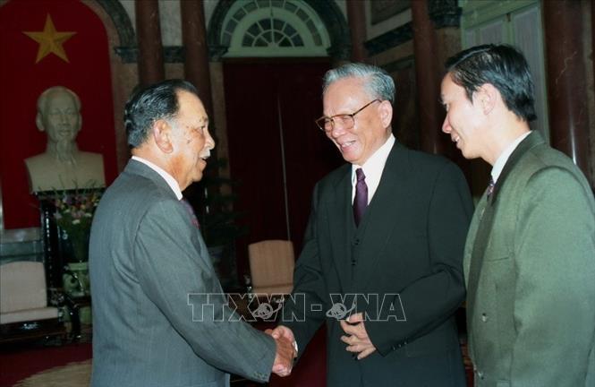 Chủ tịch nước Lê Đức Anh đón và hội đàm với Quốc vương Malaysia Tuanku Jaafar thăm chính thức Việt Nam, ngày 19/12/1995, tại Hà Nội. Ảnh: Nguyễn Khang/TTXVN