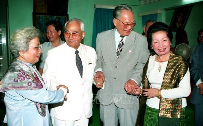 Chủ tịch nước Lê Đức Anh và Phu nhân thăm đồng chí Souphanouvong, Cố vấn Ban Chấp hành Trung ương Đảng Nhân dân cách mạng Lào và gia đình, nhân chuyến thăm hữu nghị chính thức CHDCND Lào, ngày 2/11/1993, tại Viêng Chăn. Ảnh: Cao Phong/TTXVN