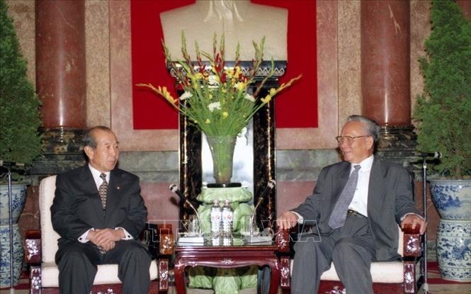 Chủ tịch nước Lê Đức Anh tiếp Chủ tịch Quốc hội Hàn Quốc Kim Soo-han tại Phủ Chủ tịch, sáng 27/8/1996, nhân chuyến thăm chính thức Việt Nam. Ảnh: Xuân Tuân/TTXVN