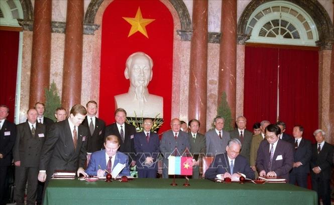 Chủ tịch nước Lê Đức Anh và Tổng thống Ukraine Leonid Kuchma ký hiệp ước hợp tác giữa hai nước, sáng 8/4/1996, tại Hà Nội. Ảnh: Minh Ðiền/TTXVN