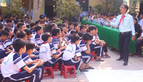 Diễn giả Bùi Tiến Hưng- Giám đốc Công ty Thiên Niên Kỷ trao đổi, hướng dẫn kỹ năng sống cho học sinh