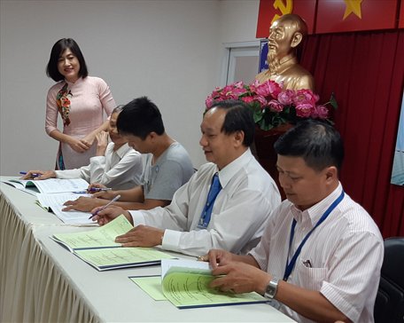Ký kết hợp đồng mua bán điện giữa Công ty Điện lực Sài Gòn với các hộ dân. Ảnh Nam Dương