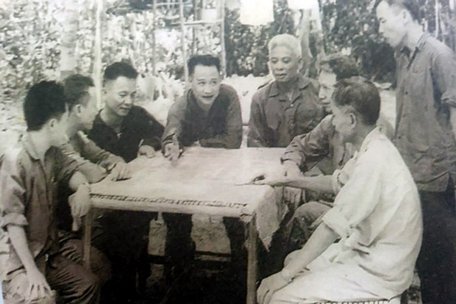 Trung tướng Trần Văn Trà - Tư lệnh Bộ Chỉ huy miền Nam (người đang chỉ tay trên bản đồ) và Tham mưu trưởng Lê Đức Anh (người ngồi bên phải Trung tướng Trần Văn Trà) trong cuộc họp Bộ Chỉ huy miền Nam tại Căn cứ Lộc Ninh (Bình Phước) năm 1972. Ảnh: T.L