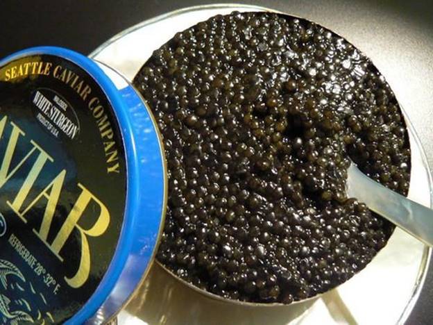 Một hộp Caviar 100gr trung bình có giá khoảng 300 euro (hơn 8 triệu đồng). Từ đó, 1 kg trứng cá có thể lên đến hơn 80 triệu đồng. Tuy nhiên, có khi trứng cá Caviar quý giá lên đến 8.000 - 9.000 USD/kg (180 triệu - 200 triệu đồng).