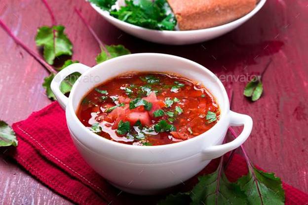 Món súp củ cải Nga có nguyên liệu chính là củ cải đỏ. Phải kể đến đầu tiên là việc chọn củ cải đỏ đây là hương liệu chủ đạo của món ăn, củ cải được chọn ở đây phải là loại có vỏ và ruột đều là màu đỏ.
