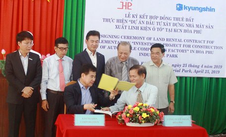 Ông Hà Duy Dũng- Tổng Giám đốc Công ty CP Hòa Phú (ngồi bên phải) và ông Kim Myyoung Jun- Phó Chủ tịch Kyungshin Corporation (ngồi bên phải) ký kết hợp đồng thuê đất.