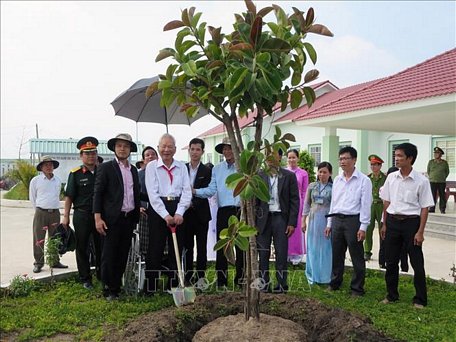 Đại tướng Lê Đức Anh trồng cây lưu niệm tại Trường THPT Nam Yên, huyện An Biên (Kiên Giang). Ảnh: TTXVN phát