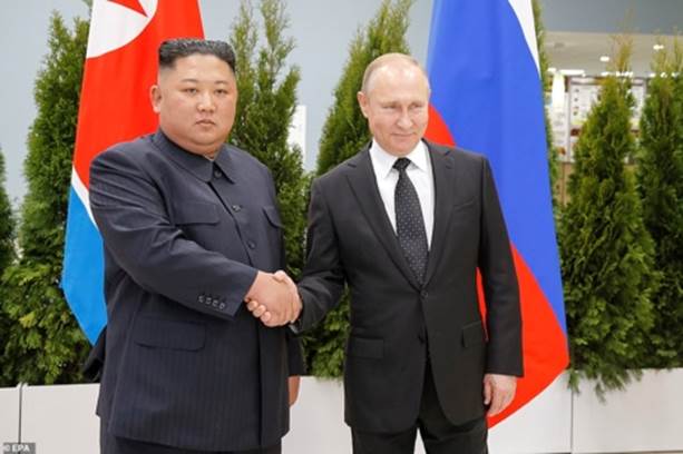 Cái bắt tay đáng chú ý giữa nhà lãnh đạo Kim Jong Un và Tổng thống Vladimir Putin tại Hội nghị Thượng đỉnh Nga - Triều ở Vladivostok ngày 25/4.