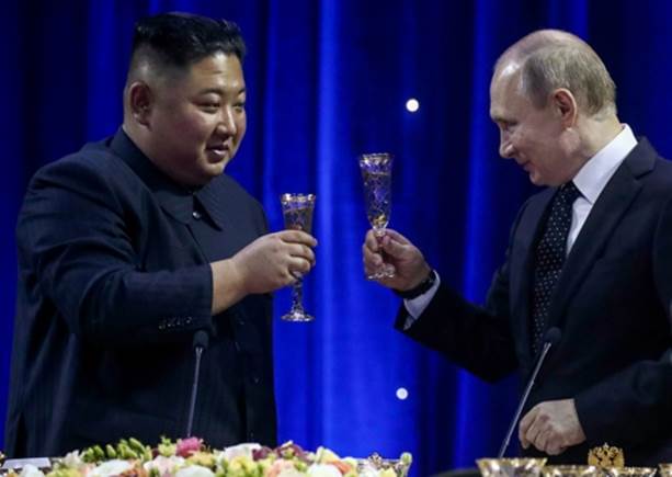 Ông Kim Jong Un và Tổng thống Putin nâng ly cùng nhau dùng bữa tối. Ảnh: Tass