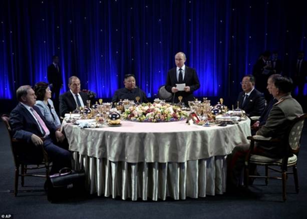 Trong bữa tối với ông Kim Jong Un, Tổng thống Putin khẳng định Triều Tiên cần 