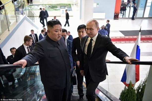 Trước đó, khi gặp Tổng thống Putin, ông Kim Jong Un chúc mừng nhà lãnh đạo Nga đã chiến thắng thêm một nhiệm kỳ nữa trong cuộc bầu cử năm 2018, đồng thời nhận định cuộc gặp Thượng đỉnh Nga - Triều sẽ tạo cơ hội để 2 bên trao đổi quan điểm về tình hình trên Bán đảo Triều Tiên.