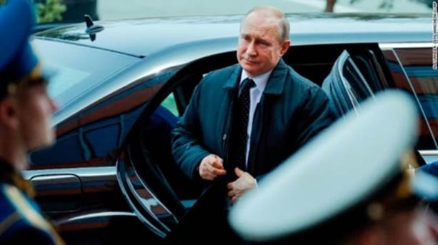 Tổng thống Putin bước xuống ô tô dự Thượng đỉnh Nga - Triều./. Ảnh: CNN