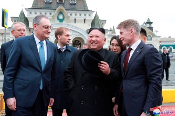 Ông Kim Jong Un tươi cười khi đặt chân đến Nga, đem theo hy vọng về một Hội nghị Thượng đỉnh 