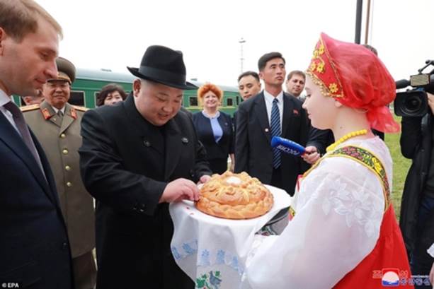 Trước đó, ngày 24/4, khi chuyến tàu bọc thép của nhà lãnh đạo Triều Tiên đến ga Khasan thuộc vùng Primorsky của Nga, ông Kim Jong Un đã được nước bạn tiếp đón bằng nghi thức truyền thống gồm bánh mì và muối.