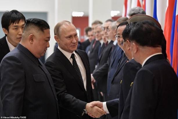 Tổng thống Nga Putin bắt tay với các quan chức Triều Tiên tại Hội nghị Thượng đỉnh Nga - Triều ngày 25/4.