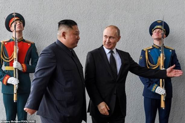 Tổng thống Putin chào đón nhà lãnh đạo Kim Jong Un tại trường Đại học Tổng hợp Liên bang Viễn đông. Được biết tới là người thường đến trễ trong các cuộc gặp với các nhà lãnh đạo thế giới nhưng trong cuộc gặp Thượng đỉnh Nga - Triều, ông Putin đã đến sớm 30 phút để 