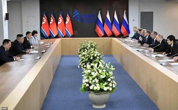 Toàn cảnh cuộc hội đàm giữa hai nhà lãnh đạo cùng các quan chức hai bên tại Vladivostok ngày 25/4.