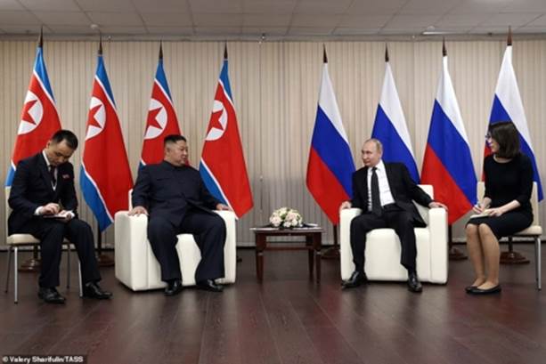 Trong cuộc gặp với ông Kim, Tổng thống Putin khẳng định sự ủng hộ của Nga với những nỗ lực đang diễn ra nhằm làm giảm căng thẳng trên Bán đảo Triều Tiên, đồng thời bày tỏ mong muốn thúc đầy hợp tác kinh tế hai nước.