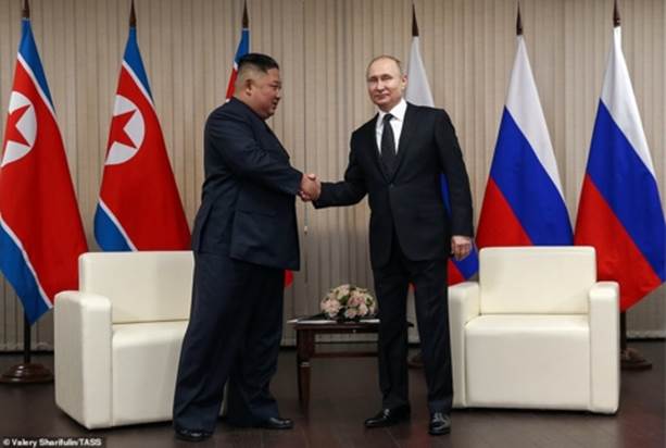 Hình ảnh hai nhà lãnh đạo Nga và Triều Tiên chuẩn bị bước vào cuộc gặp một - một tại Đại học Tổng hợp Liên bang Viễn đông trên đảo Russky. Sau cuộc gặp một - một là các cuộc trao đổi mở rộng với sự tham gia của các quan chức 2 bên.