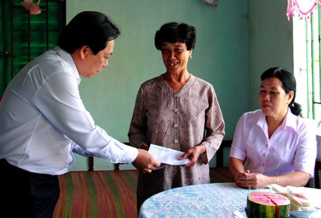 Bí thư Huyện ủy Bình Tân đến thăm hỏi gia đình người có công.