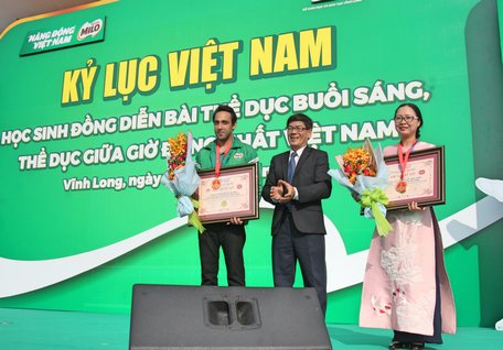 Đại diện Tổ chức Kỷ lục Việt Nam trao bằng công nhận cho Sở GD- ĐT và Cty TNHH Neatle Việt Nam.