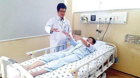  TS-BS Nguyễn Bá Thắng đang chăm sóc và điều trị cho bệnh nhân bị đột quỵ