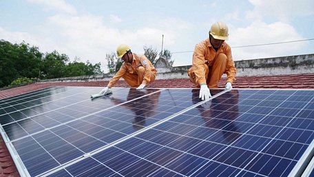Tổng công ty Điện lực Miền Nam hỗ trợ lắp đặt điện mặt trời cho khách hàng ở tỉnh Tây Ninh - Ảnh: ĐÌNH HOÀNG