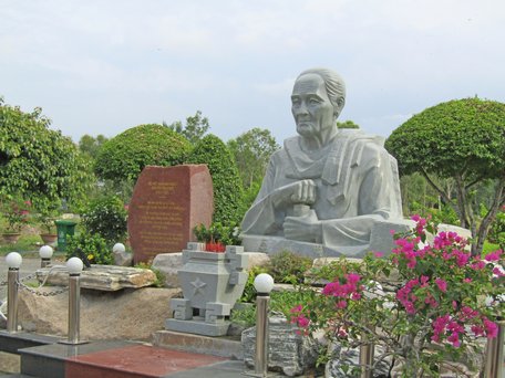 Tượng đài Mẹ Việt Nam anh hùng Nguyễn Thị Ngọt.