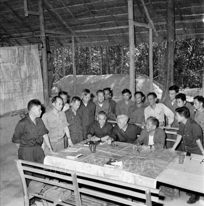 Bộ Chỉ huy Chiến dịch Hồ Chí Minh tại căn cứ Tà Thiết - Lộc Ninh, trong đó Trung tướng Lê Đức Anh là Phó Tư lệnh cùng với các đồng chí Thượng tướng Trần Văn Trà, Trung tướng Đinh Đức Thiện và Trung tướng Lê Trọng Tấn. Trong Chiến dịch này, Trung tướng Lê Đức Anh chỉ huy cánh quân tiến công trên hướng Tây - Tây Nam Sài Gòn (đoàn 232), một trong năm cánh quân của trận quyết chiến chiến lược cuối cùng. Ảnh: TTXVN